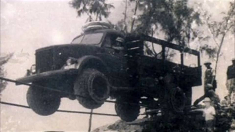 Còn đây là cách các đơn vị vận tải của ta vượt qua đèo sâu, núi cao chi viện cho miền Nam trên đường mòn Trường Sơn trong Chiến tranh Việt Nam. Bản thân các chuyên gia Liên Xô đã phải ngỡ ngàng khi thấy chúng ta có thể làm được điều không thể này. Nguồn ảnh: VMF.