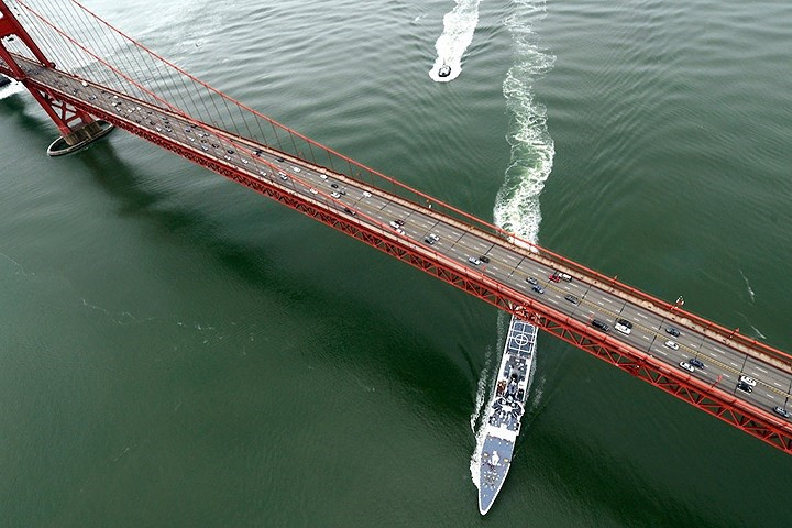 Tàu tuần duyên Mỹ đi qua phía dưới gầm cầu Golden Gate trên đường đi ra vịnh.