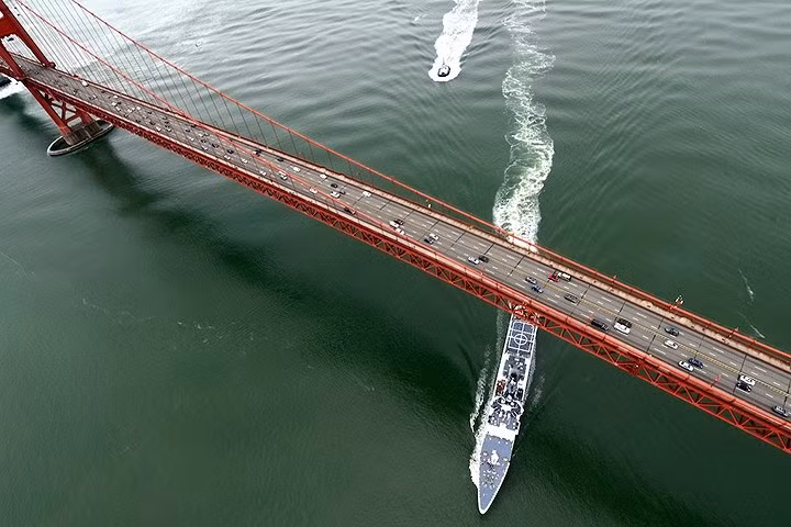 Tàu tuần duyên Mỹ đi qua phía dưới gầm cầu Golden Gate trên đường đi ra vịnh.