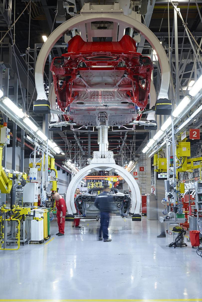 Công nhân lắp ráp hầu hết linh kiện tại dây chuyền chính trước khi gắn bánh xe, cản và kính chắn gió. Khi xe đi đến cuối dây chuyền cũng là lúc nội thất được lắp lên đồng thời kiểm tra động cơ.