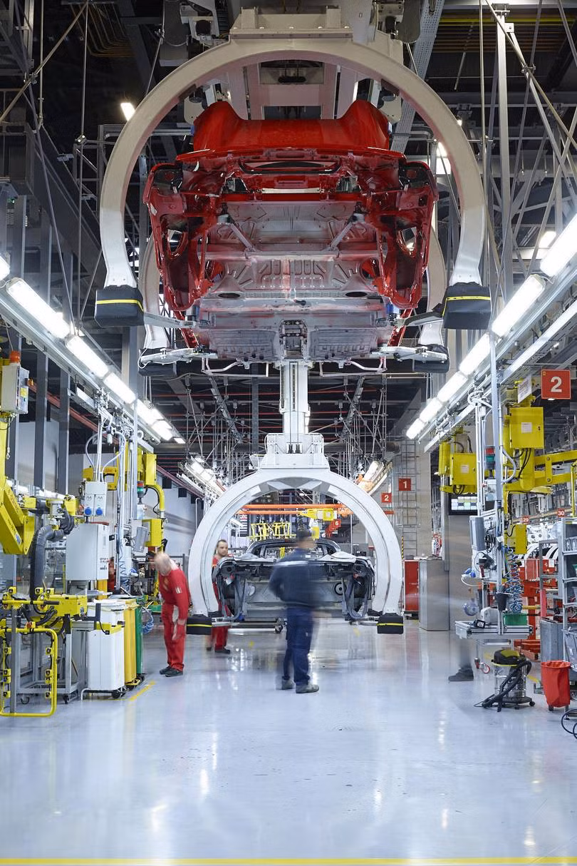 Công nhân lắp ráp hầu hết linh kiện tại dây chuyền chính trước khi gắn bánh xe, cản và kính chắn gió. Khi xe đi đến cuối dây chuyền cũng là lúc nội thất được lắp lên đồng thời kiểm tra động cơ.