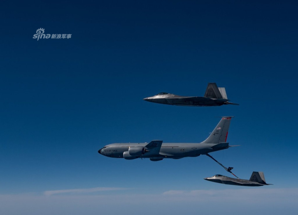 Vị trí đặt vòi này là cực kỳ khó khăn, khiến phi công lái chính khó có thể quan sát được quá trình tiếp cận với vòi tiếp nhiên liệu của máy bay tiếp liệu KC-135. Nguồn ảnh: Sina.