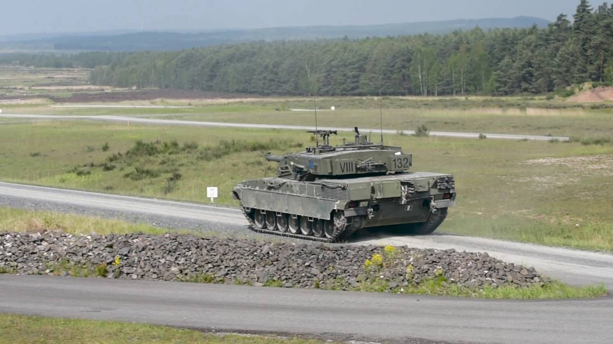 Hệ thống kiểm soát mục tiêu của C1 Ariete cũng nổi tiếng với khả năng cung cấp trường quan sát cho xạ thủ với góc nhìn 360 độ bao quát xung quanh xe mà không cần phải thò đầu ra ngoài hay đổi vị trí. Điều này giúp khả năng phát hiện mục tiêu của xạ thủ tăng lên rõ rệt. Nguồn ảnh: Tube.