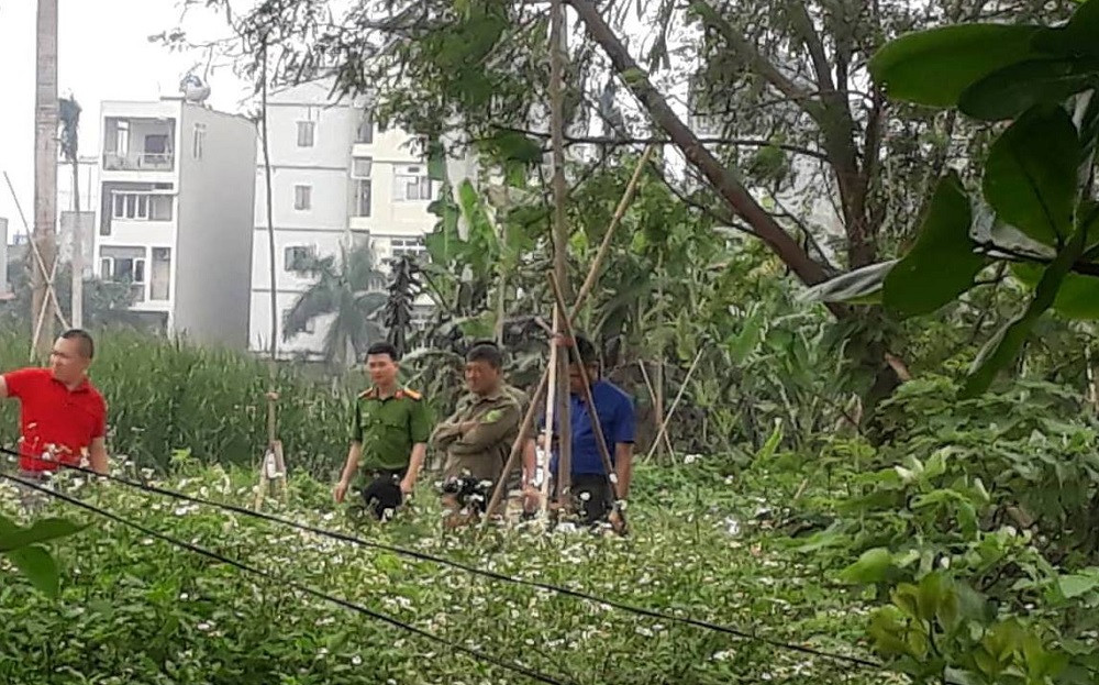 Hiện trường nơi phát hiện thi thể nam thanh niên đang phân hủy. Hiện trường nơi phát hiện thi thể nam thanh niên đang phân hủy.