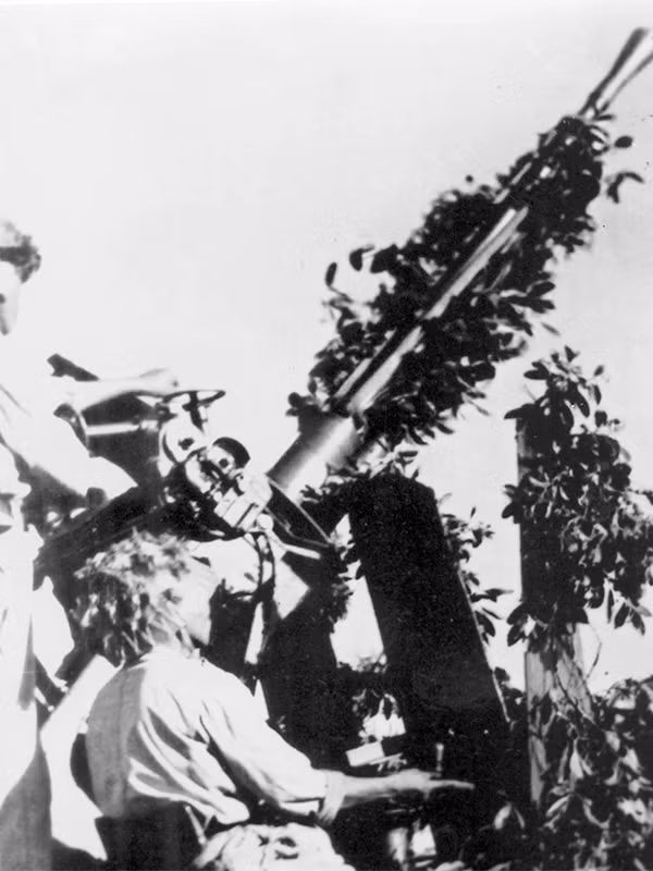 Và mãi đến năm 1953, khi quân đội ta xây dựng lực lượng phòng không chính quy đầu tiên thì cục diện chiến tranh mới có sự thay đổi, bởi giờ đây quân đội ta đã được trang bị pháo cao xạ 61-K cỡ nòng 37mm, cùng với đó là việc thành lập trung đoàn phòng không đầu tiên. Nguồn ảnh: Báo Phòng không Không quân.