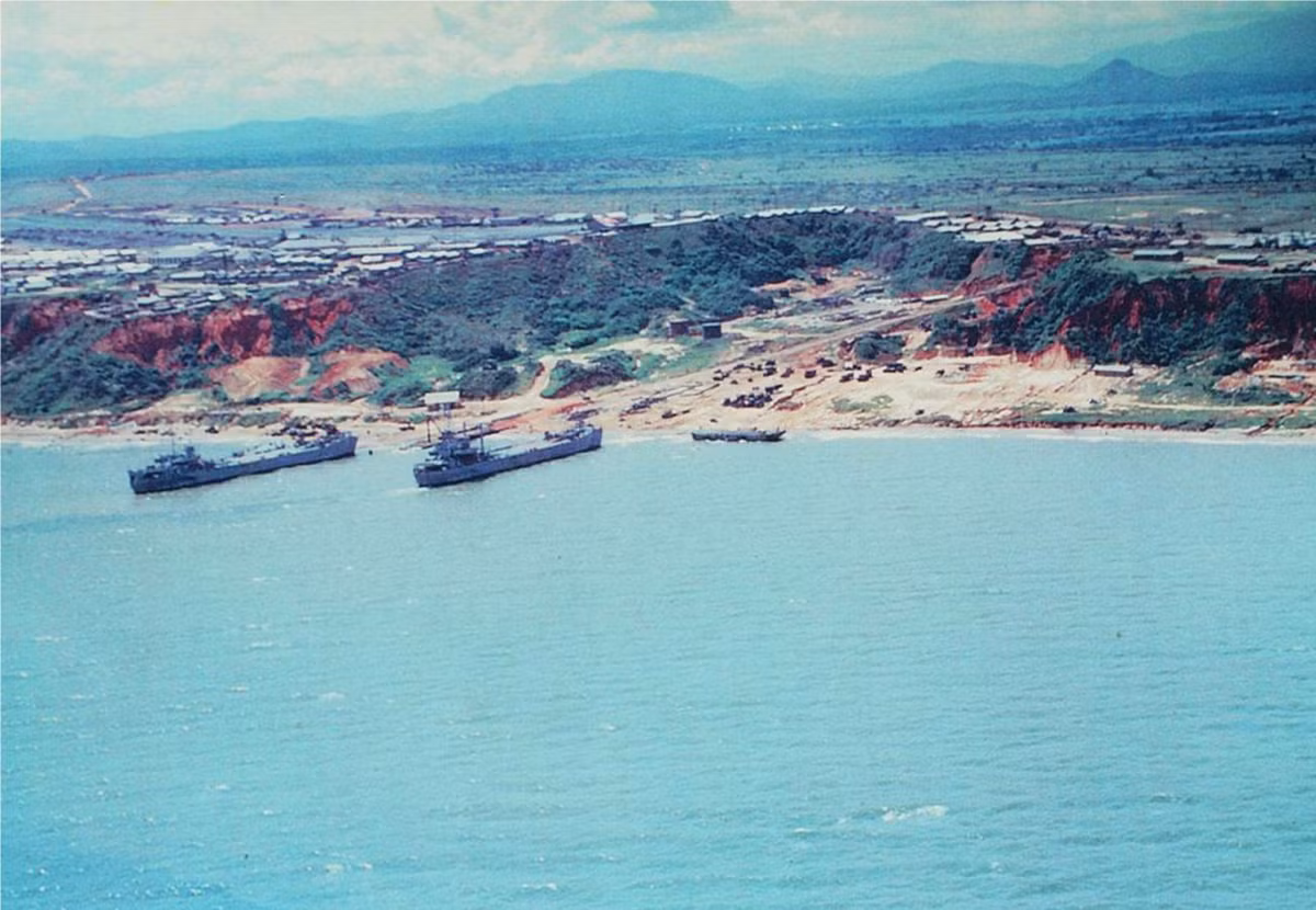 Các tàu há mồm vận tải của Hải quân Mỹ "ủi bãi" mang hàng tiếp tế vào đất liền lên bãi đáp Betty. Nguồn ảnh: Flickr.