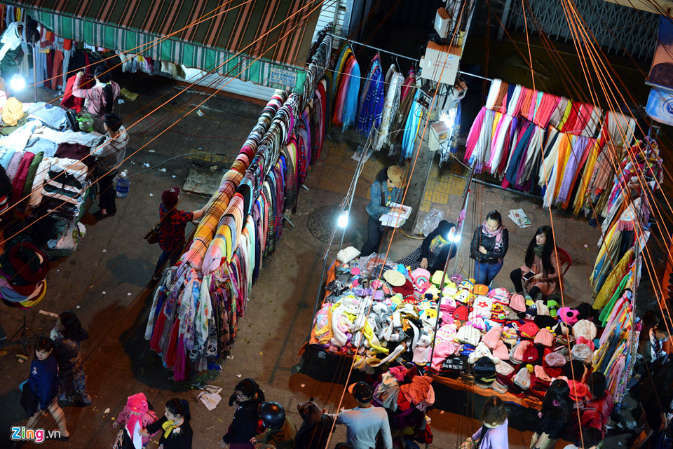 Ở chợ đêm, giá các mặt hàng quần áo, trang sức... ổn định như ngày thường.