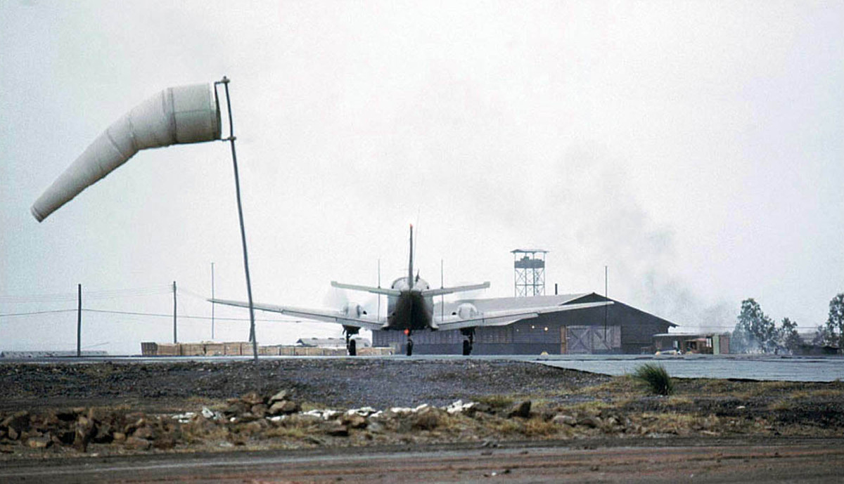 Máy bay chở khách cỡ nhỏ U-21A của Mỹ tại sân bay Đức Phổ. Xét một cách tổng thể, sân bay này ít bị đặc công của ta đánh phá do nó không phải là một sân bay chiến lược. Nguồn ảnh: Flickr.