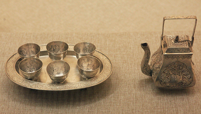 Bộ ấm chén bằng bạc được chế tác tinh xảo