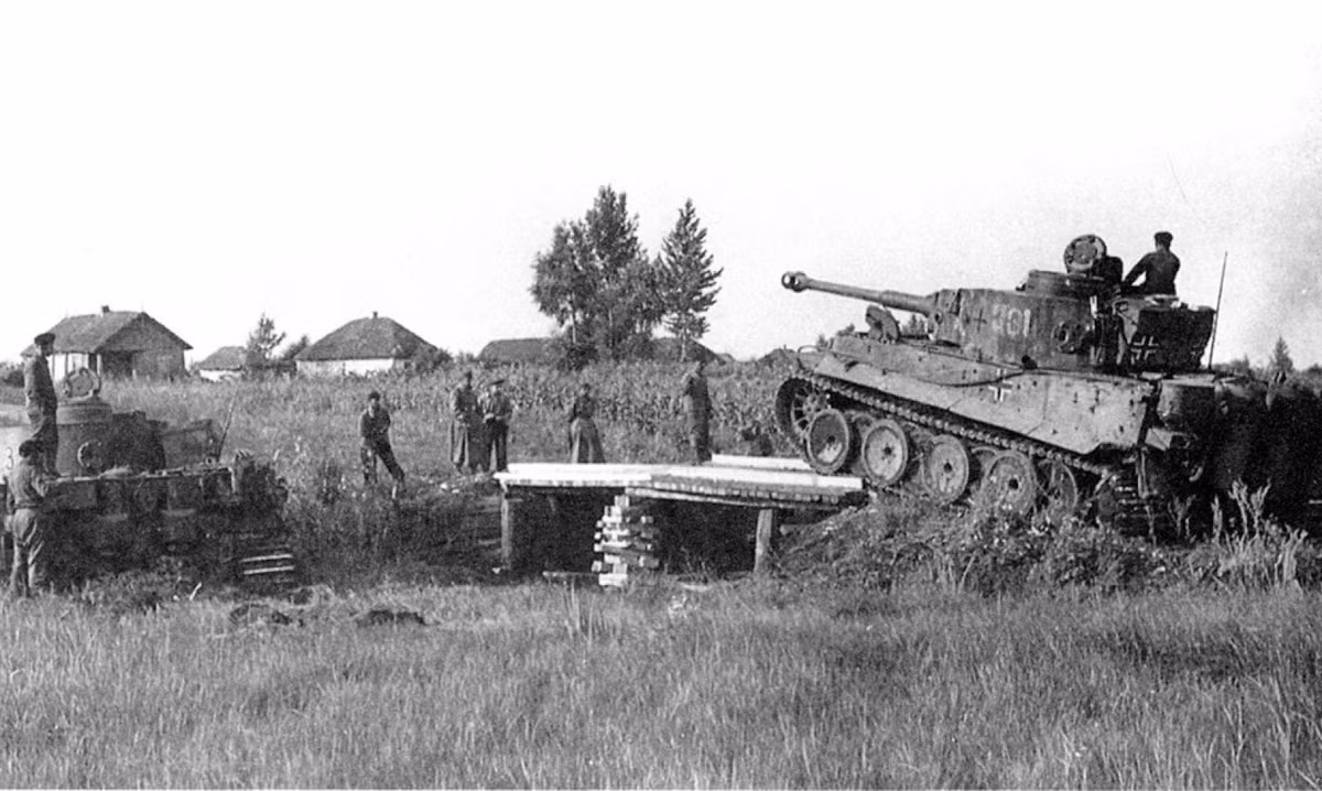 Phần lớn các xe tăng Tiger được phía Liên Xô thu được của Đức luôn ở trong tình trạng hỏng hóc, không thể di chuyển được và cũng đã bị quân Đức tự phá hủy để khỏi rơi vào tay đối phương. Nguồn ảnh: Tigertanks.