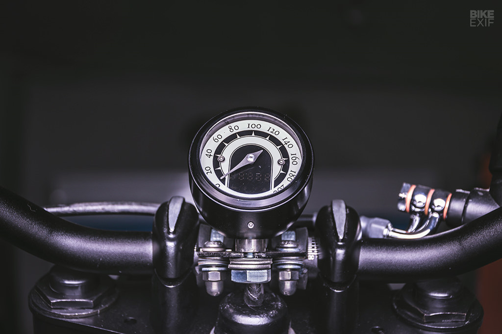 Pô e ban đầu được giữ lại. Để tăng tính thực dụng, Adrian trang bị thêm két nhớt và chống đổ. Cổ pô được thu ngắn và nối với bộ tiêu âm hình côn. Phần đầu xe được làm mới với tay lái, cặp kính hậu gắn ở gù. Đèn trước là loại LED.