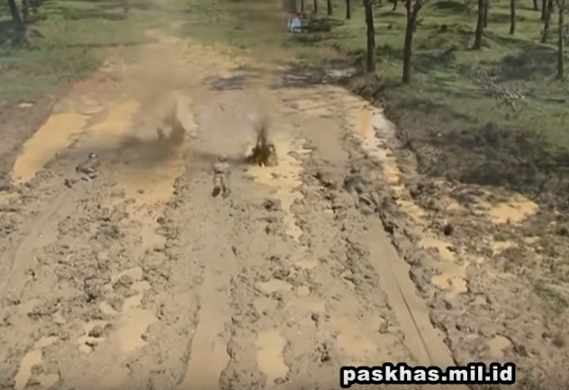 Chỉ cần người lính quá sợ hãi mà bò lệch đường hoặc đứng lên bỏ chạy, nguy cơ anh ta bị ăn một viên đạn từ súng trường tấn công AK-47 là cực kỳ cao. Nguồn ảnh: Paskhas.