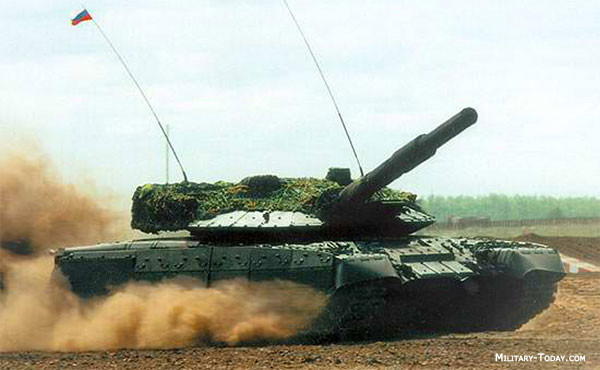 Thiết kế tháp pháo của T-80UM2 là hoàn toàn tự động, kíp lái ba người sẽ chỉ ngồi ở trong thân xe - đây là kiểu thiết kế rất giống với xe tăng Armata ngày nay của Nga. Hệ thống nạp đạn tự động cho phép T-80UM2 có khả năng bắn được tối đa 12 viên mỗi phút. Nguồn ảnh: Militarytoday.