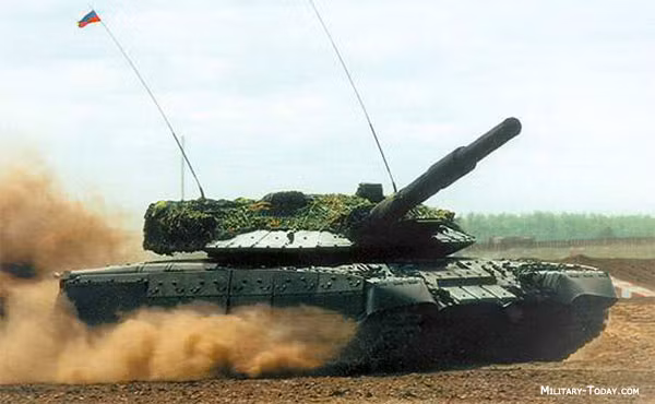 Thiết kế tháp pháo của T-80UM2 là hoàn toàn tự động, kíp lái ba người sẽ chỉ ngồi ở trong thân xe - đây là kiểu thiết kế rất giống với xe tăng Armata ngày nay của Nga. Hệ thống nạp đạn tự động cho phép T-80UM2 có khả năng bắn được tối đa 12 viên mỗi phút. Nguồn ảnh: Militarytoday.