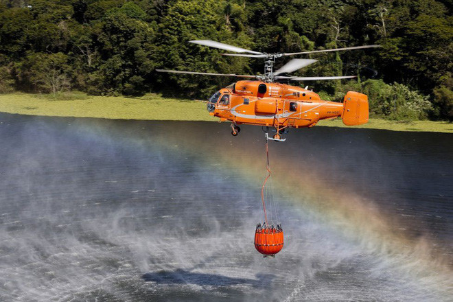 5. Trực thăng Ka-32A11BC: Ka-32A11BC là mẫu trực thăng quân sự được phát triển dành cho Hải quân Nga, tuy nhiên nó còn thường được sử dụng vào các mục đích khác như cứu hộ, tiếp tế và vận tải... Ka-32A11BC trang bị động cơ Klimov TV3-117MA, tốc độ tối đa 270 km/h. Nó nổi tiếng với khả năng chữa cháy trên không cực kỳ hiệu quả, được các chuyên gia đánh giá là một trong những mẫu trực thăng cứu hộ cứu nạn tốt nhất trên thế giới.