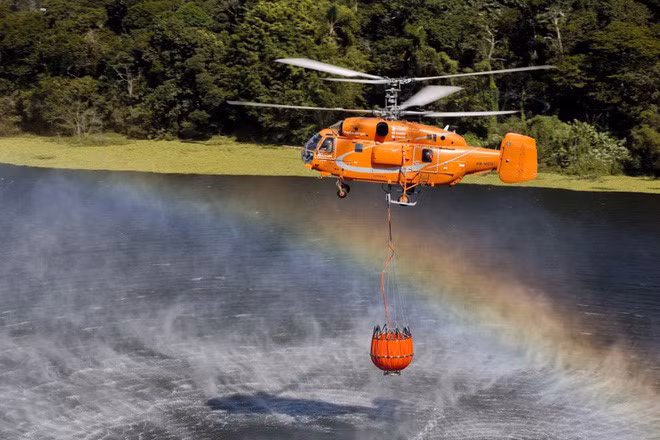 5. Trực thăng Ka-32A11BC: Ka-32A11BC là mẫu trực thăng quân sự được phát triển dành cho Hải quân Nga, tuy nhiên nó còn thường được sử dụng vào các mục đích khác như cứu hộ, tiếp tế và vận tải... Ka-32A11BC trang bị động cơ Klimov TV3-117MA, tốc độ tối đa 270 km/h. Nó nổi tiếng với khả năng chữa cháy trên không cực kỳ hiệu quả, được các chuyên gia đánh giá là một trong những mẫu trực thăng cứu hộ cứu nạn tốt nhất trên thế giới.