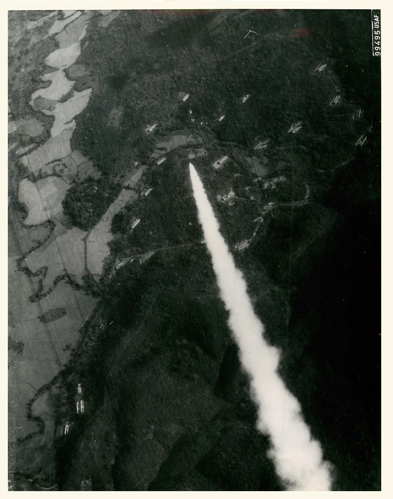 Mỹ cũng đáp trả lại bằng việc chứng tỏ khả năng diệt các trận địa của ta chỉ bằng một quả tên lửa. Về sau, các trận địa của ta được thay đổi, không còn được bố trí như kiểu của Liên Xô nữa nên nguy cơ bị thiệt hại bởi hỏa lực địch đã giảm đi đáng kể. Nguồn ảnh: Flickr.