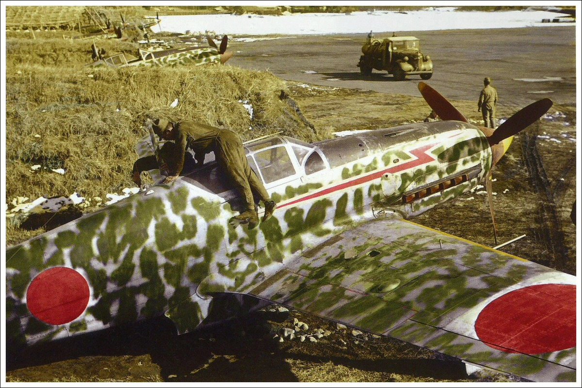 Kawasaki Ki-61 được trang bị vũ khí chính bao gồm 2 khẩu pháo 20 mm Ho-5 với cơ số đạn dự trữ 120 viên mỗi khẩu, kèm theo đó là 2 khẩu súng máy 12,7mm Ho-113 với cơ số đạn 250 viên mỗi khẩu. Nguồn ảnh: Pinterest.