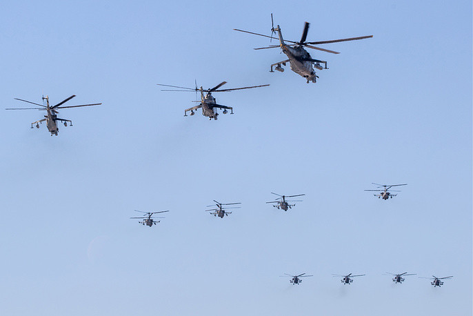 Đội bay trực thăng vũ trang tham gia tập luyện cho buổi duyệt binh trên bầu trời Quảng Trường Đỏ vào ngày 9/5 tới đây. Nguồn ảnh: TASS.