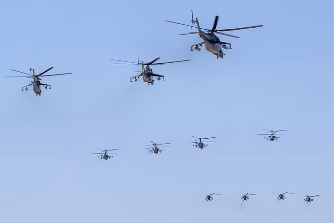 Đội bay trực thăng vũ trang tham gia tập luyện cho buổi duyệt binh trên bầu trời Quảng Trường Đỏ vào ngày 9/5 tới đây. Nguồn ảnh: TASS.