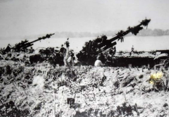 Tiếp đến phải kể tới các khẩu pháo Flak 88 huyền thoại của Đức tham chiến ở Việt Nam. Ở Việt Nam, các khẩu pháo này được sử dụng vào đúng mục đích ban đầu mà nó được sản xuất ra, đó là bắn máy bay chứ không phải bắn mục tiêu mặt đất. Nguồn ảnh: PKKQ.