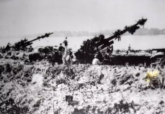 Tiếp đến phải kể tới các khẩu pháo Flak 88 huyền thoại của Đức tham chiến ở Việt Nam. Ở Việt Nam, các khẩu pháo này được sử dụng vào đúng mục đích ban đầu mà nó được sản xuất ra, đó là bắn máy bay chứ không phải bắn mục tiêu mặt đất. Nguồn ảnh: PKKQ.