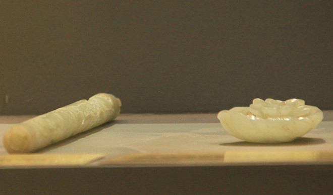 Quản bút bằng ngọc trắng và thủy trì bằng ngọc trắng xanh (đồ vật đựng nước, mài mực hay để rửa bút long mỗi khi viết xong).