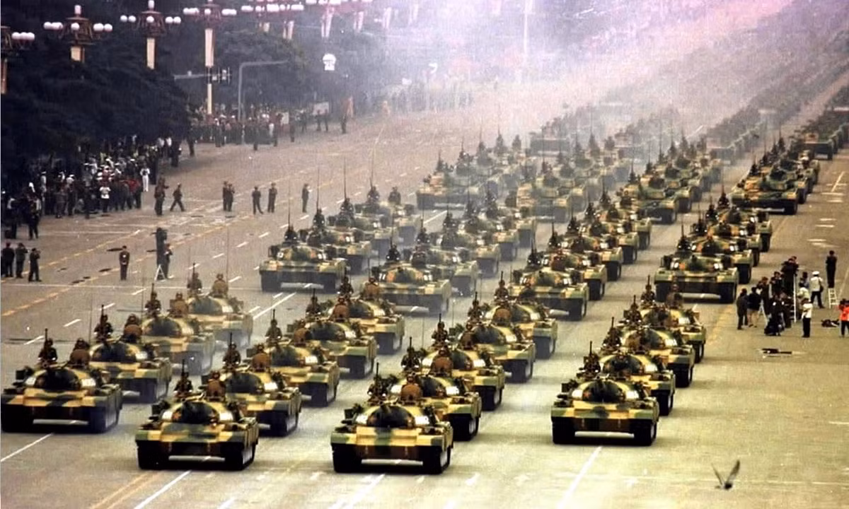 Dân số của quốc gia hồi giáo đông dân nhất thế giới này vào khoảng xấp xỉ 260 triệu dân. Trong đó có 130 triệu người đang trong độ tuổi lao động, 107 triệu người đang ở trong độ tuổi tổng động viên (từ 18 tới 45). Hiện tại Indonesia đang có quân số thường trực khoảng 435 ngàn quân. Nguồn ảnh: Tube.