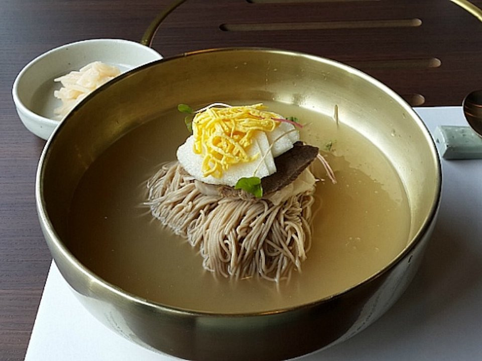 Đặc biệt, một món ăn của Triều Tiên cũng có mặt trong thực đơn này, đó là món mỳ lạnh. Điều đặc biệt đó là Triều Tiên đã đích thân cử một đầu bếp thượng hạng của nước này kèm theo một chiếc máy làm mỳ đặc biệt tới Hàn Quốc để làm món mỳ lạnh phục vụ cho các quan chức cấp cao hai miền trong tiệc chiêu đãi. Nguồn ảnh: Reuters.