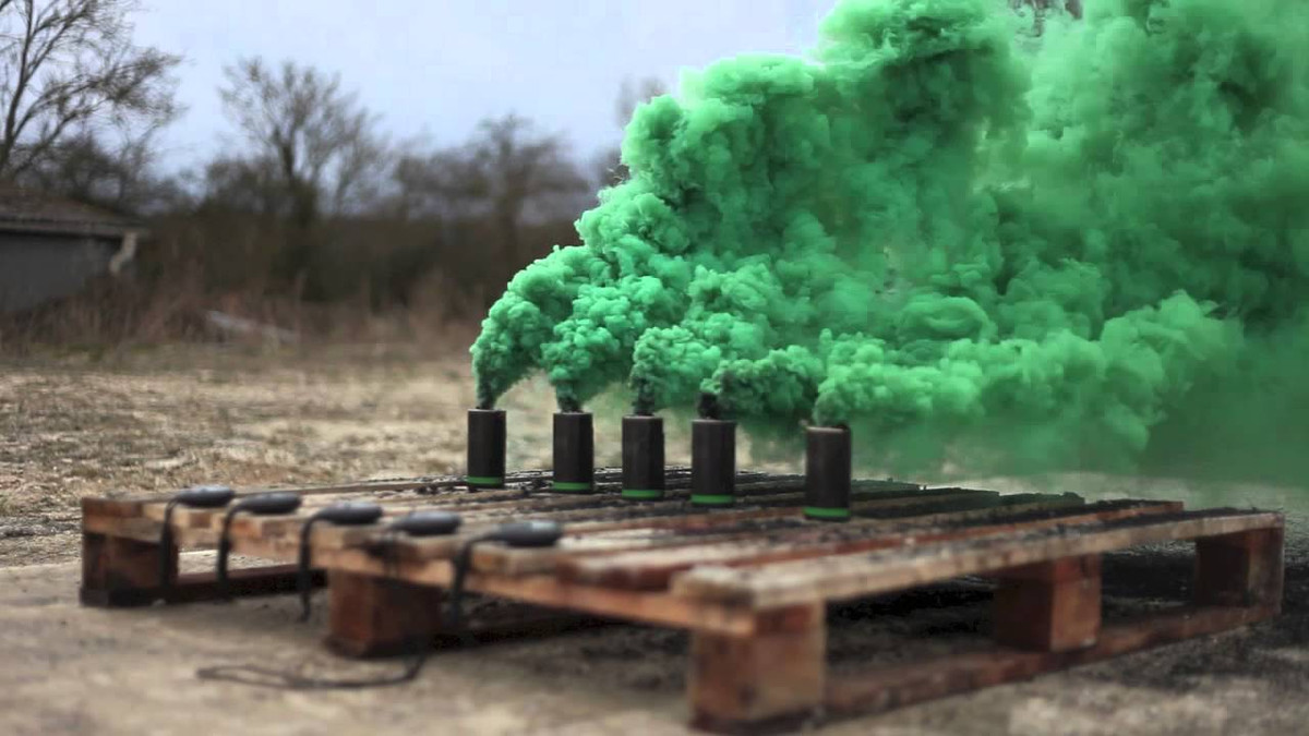 Ví dụ như khói màu xanh là để đánh dấu vị trí của quân mình còn khói màu đỏ là để đánh dấu vị trí của quân địch trên chiến trường, giúp những cuộc không kích diễn ra trơn tru và an toàn hơn, tránh việc quân ta đánh quân mình do liên lạc bị gián đoạn. Nguồn ảnh: Tube.