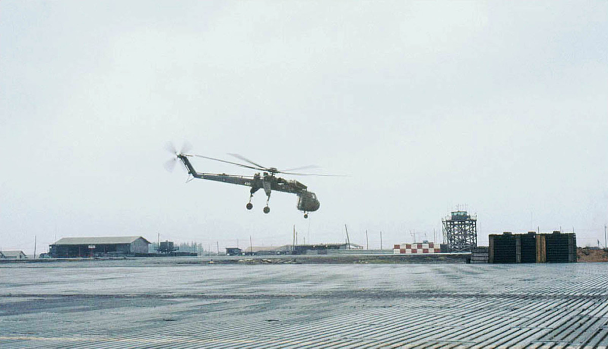Cần cẩu bay CH-54 cũng có mặt tại sân bay này, trong toàn bộ thời gian tham chiến ở Việt Nam, Mỹ chỉ đưa sang chiến trường này một vài chiếc CH-54. Nguồn ảnh: Flickr.