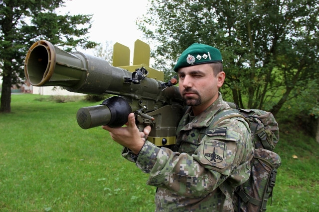 Đầu đạn của tên lửa 9k38 Igla được thiết kế nổ khi va chạm hoặc khi tới gần mục tiêu và tiêu diệt mục tiêu bằng mảnh văng. Loại đầu đạn này sử dụng động cơ tên lửa có nhiên liệu rắn. Nguồn ảnh: Wiki.