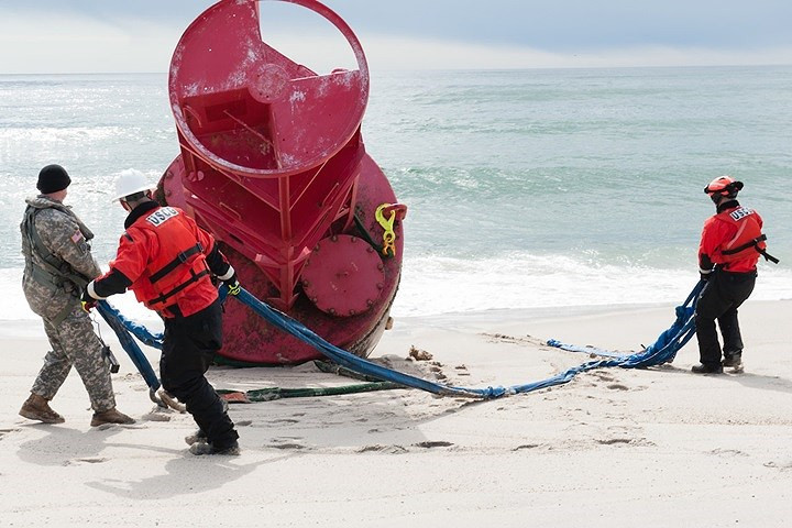 Chuẩn bị dây để cẩu một phao nặng trôi dạt lên bờ ở bang Massachusetts.