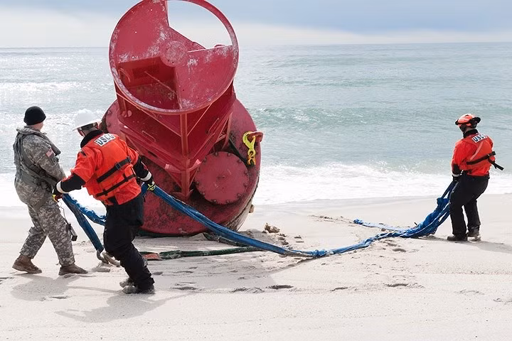 Chuẩn bị dây để cẩu một phao nặng trôi dạt lên bờ ở bang Massachusetts.