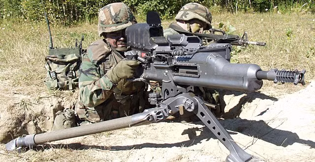 Ban đầu, XM307 được kỳ vọng có thể thay thế được khẩu súng phóng lựu liên thanh Mk 19 đang phục vụ trong biên chế của Quân đội Mỹ, tuy nhiên về sau, người ta nhận ra rằng khẩu XM307 này quá kém về mọi mặt nên đã hủy bỏ chương trình nghiên cứu thứ vũ khí nguy hiểm này. Nguồn ảnh: Wiki.