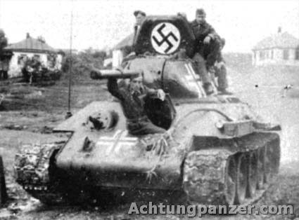 Một điểm thú vị đó là xe tăng T-34 của Liên Xô cũng là mẫu tăng đầu tiên trên thế giới có hệ thống xoay tháp pháo bằng máy chứ không phải bằng tay. Kèm theo đó là hệ thống khớp nối tháp pháo cực kỳ đơn giản, giúp giảm thời gian lắp ráp xuống khoảng 5 tới 6 lần so với kiểu khớp nối cũ. Ảnh: Xe tăng Liên Xô được Đức tịch thu làm chiến lợi phẩm. Nguồn ảnh: Achtung.