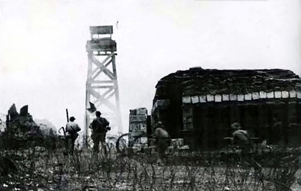 Quân ta tiến chiếm căn cứ Tân Lâm, hay còn có tên gọi khác là căn cứ Caroll, phía ta gọi là cao điểm 241 vì nó nằm ở độ cao 241 mét so với mực nước biển. Nguồn ảnh: Flickr.