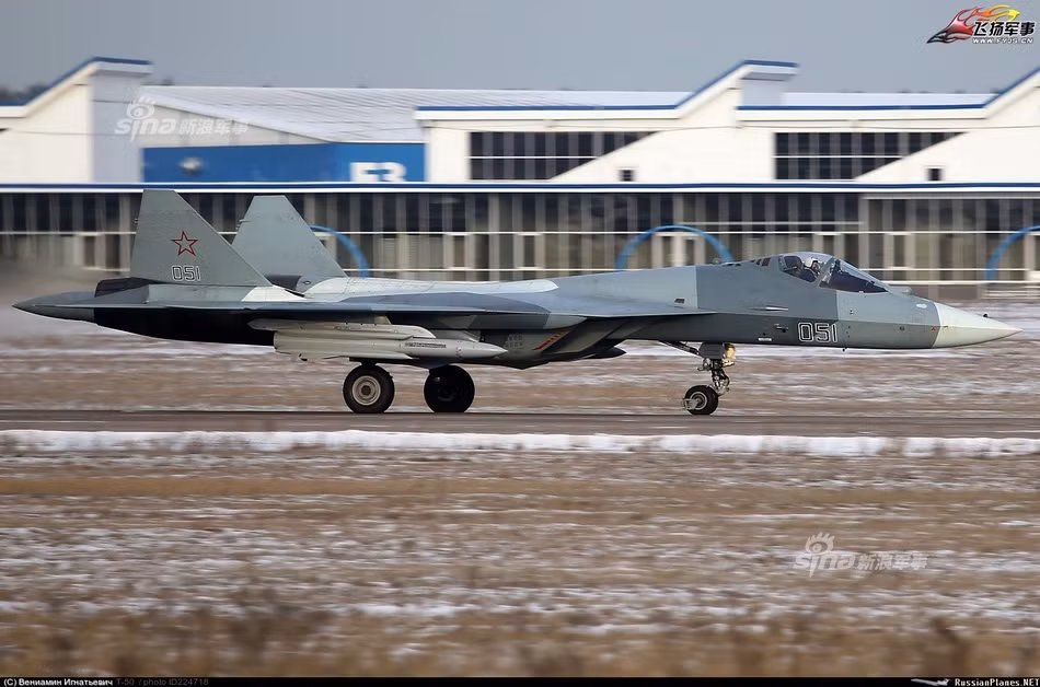 Hiện tại, trong tay Không quân Nga đang có 10 phiên bản thử nghiệm có khả năng bay tốt. Tổng cộng chương trình nghiên cứu Su-57 đã tốn của Nga khoảng 10 tỷ USD. Nguồn ảnh: Sina.