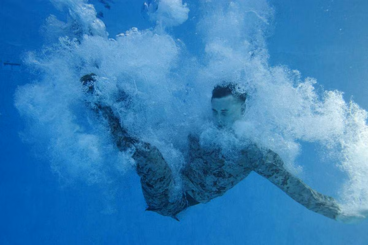 Ở dưới nước, việc đánh nhau bằng súng ống là khá vô dụng, người lính sẽ phải học cách sử dụng dao găm hoặc thậm chí là dùng tay không dìm chết đối thủ. Nguồn ảnh: Fototelegraf.