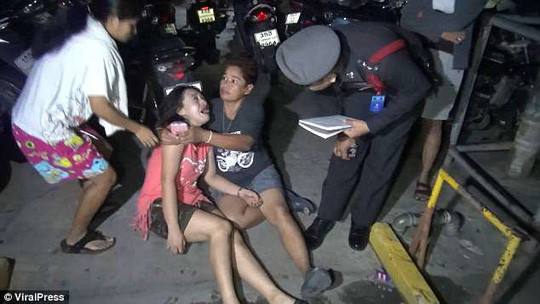 Bạn gái ông Naphattarakul gào khóc đau khổ. Ảnh: Viral Press Bạn gái ông Naphattarakul gào khóc đau khổ. Ảnh: Viral Press