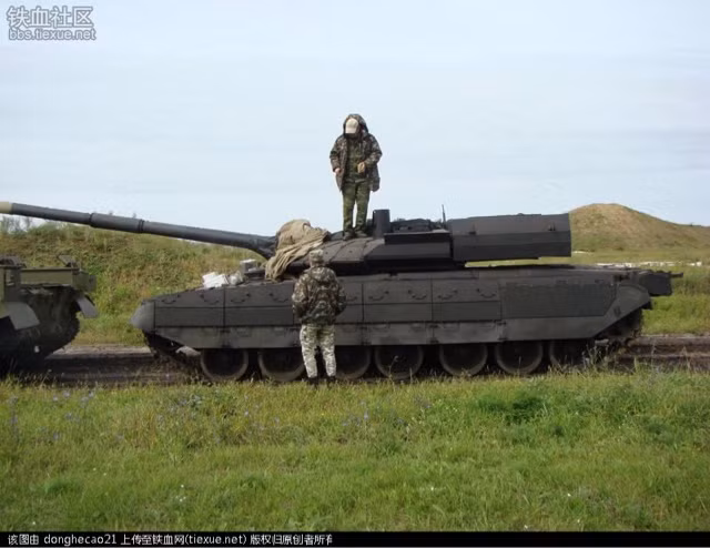 Xe yêu cầu kíp lái chỉ ba người, hỏa lực chính bao gồm 1 khẩu pháo nòng trơn 125mm nhưng phần tháp pháo được hứa hẹn là có thể gắn được loại pháo có kích thước lên tới 152 mm. Nguồn ảnh: Hecao.