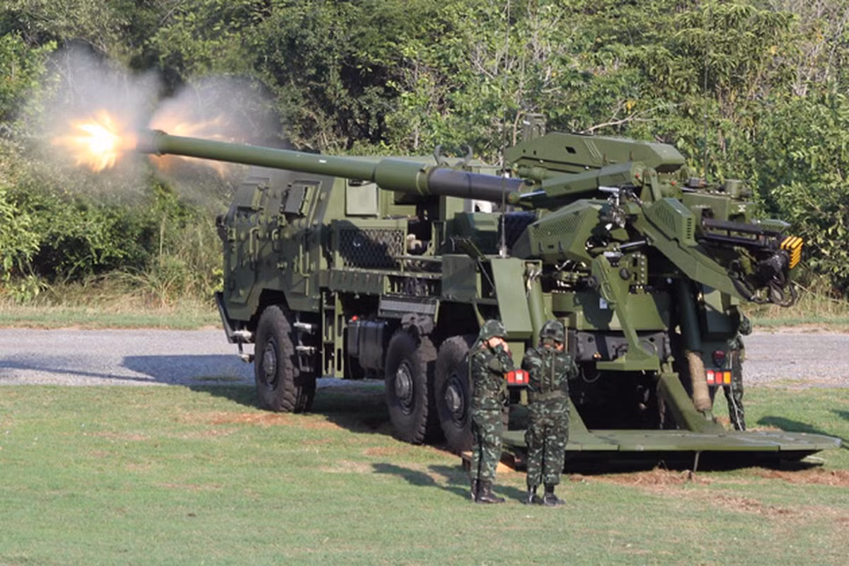 Hiện tại ngoài Thái Lan, hệ thống ATMOS còn đang được sử dụng bởi Azerbaijan, Cameroon, Romania, Rwanda và Uganda. Israel hiện vẫn do dự chưa muốn sử dụng loại pháo này với số lượng lớn trong biên chế của mình trong khi đó Ba Lan lại đang cân nhắc xem có nên lựa chọn ATMOS hay không. Nguồn ảnh: Defence.
