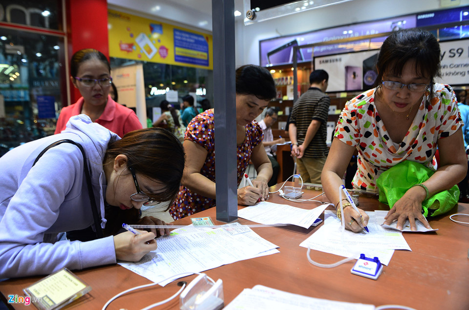 Vào buổi tối, số người đến làm thủ tục bổ sung thông tin tại các điểm giao dịch rất đông đúc. Chị Phan Như Thảo (quận 12) cho biết:"Trên đường đi làm về tranh thủ giờ ăn cơm, cứ nghĩ ít khách chị vào bổ sung hình ảnh, nhưng khi vào bên trong rất đông người chờ nên phải đợi một hồi lâu mới xong".