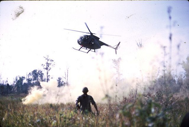 Nhiệm vụ của OH-6 trên chiến trường là bay ở độ cao thấp, tìm vị trí của Quân Giải phóng và sau đó ném pháo hiệu, cung cấp thông tin cho các lực lượng không quân vũ trang dội bom tấn công khu vực. Nguồn ảnh: Flickr.