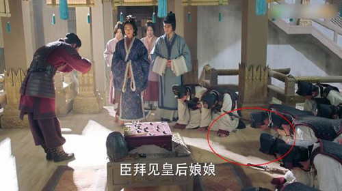 Nhân vật hoàng hậu (Vạn Tây đóng) bước vào, binh lính vội quỳ lạy làm lễ...