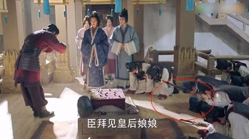 Nhân vật hoàng hậu (Vạn Tây đóng) bước vào, binh lính vội quỳ lạy làm lễ...