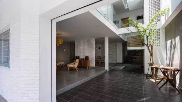 Không gian ươm bóng nắng, mang đến sự mới lạ và dịu dàng, mát mẻ từ màu gạch nền nã đến gốc cây xinh xắn ở góc giếng trời.