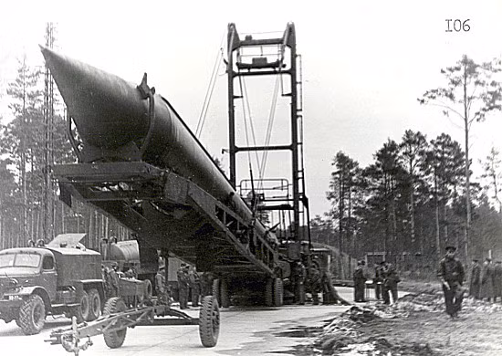 Ngày hôm đó, toàn bộ các thành viên cố vấn của Tổng thống Mỹ Kennedy đều yêu cầu Thổng thống hạ lệnh tấn công các căn cứ tên lửa của Liên Xô ở Cuba, một lần nữa nhân loại đã gặp may khi Tổng thống Mỹ John F. Kennedy chần chừ. Nguồn ảnh: MSF.