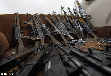 Những khẩu súng phổ biến và có giá cả phải chăng nhất là loại súng trường tấn công AK-47. Loại vũ khí này xuất hiện hàng loạt ở Afghanistan từ trước khi người Liên Xô đặt chân vào vùng đất này. Nguồn ảnh: Reuters.