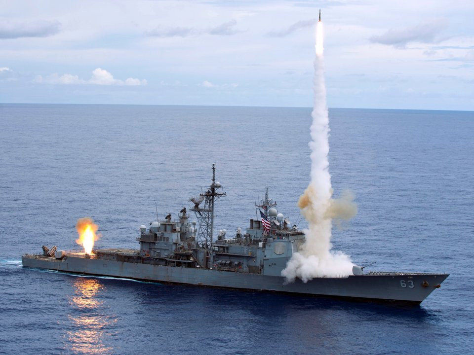 Tuần dương hạm lớp Ticonderoga là lớp tàu tuần dương hạm hộ vệ tên lửa phục vụ Hải quân Mỹ từ năm 1978. Nó có thể phục vụ tốt nhiệm vụ chống hạm, phòng không và chống ngầm. Nguồn ảnh: BI.